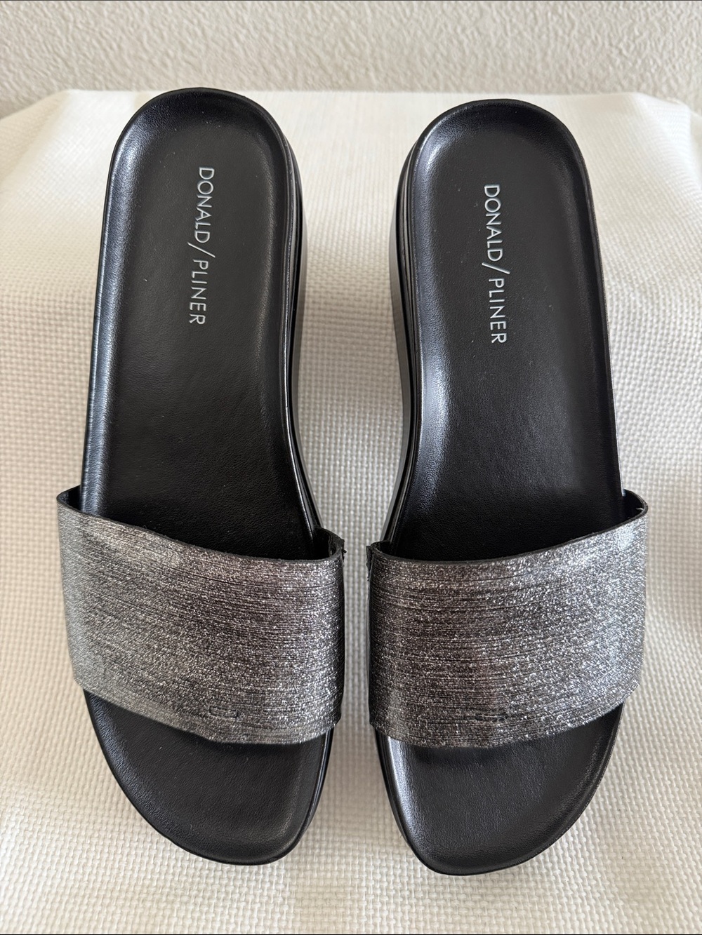 NWOT Donald J. Pliner Black Platform Slides with Metallic Silver Strap Size 9.5 - Picture 2 of 8